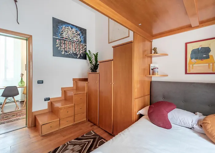 Bright Loft Center Rom