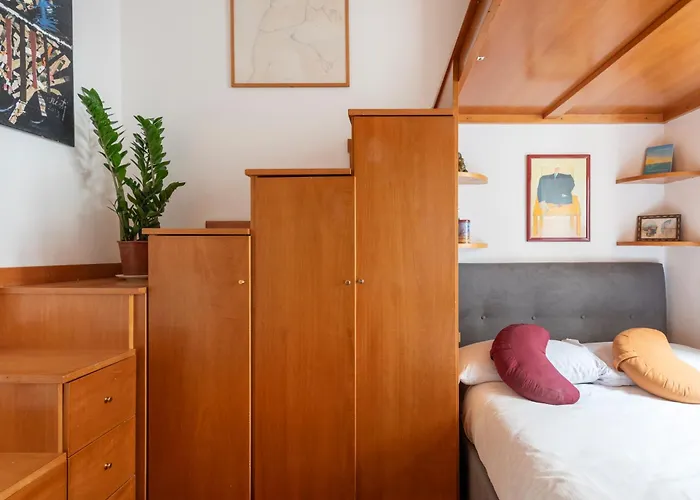 Bright Loft Center Rom